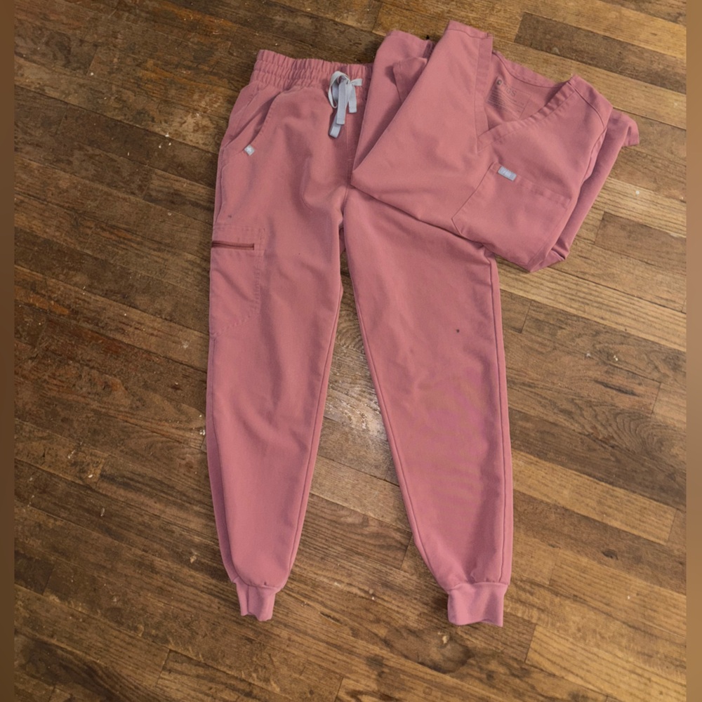 Figs mauve scrub set